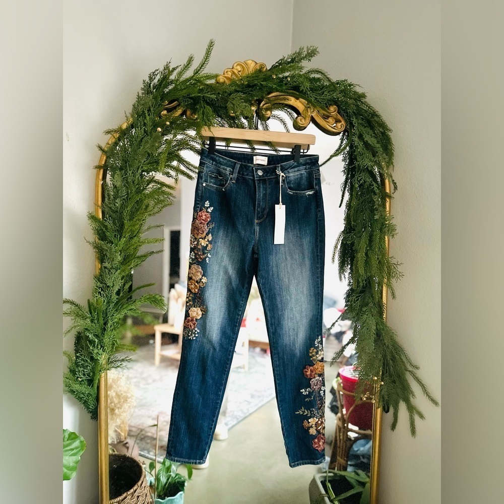 Driftwood Jackie embroidered jeans size 28 nwt - Picture 2 of 3